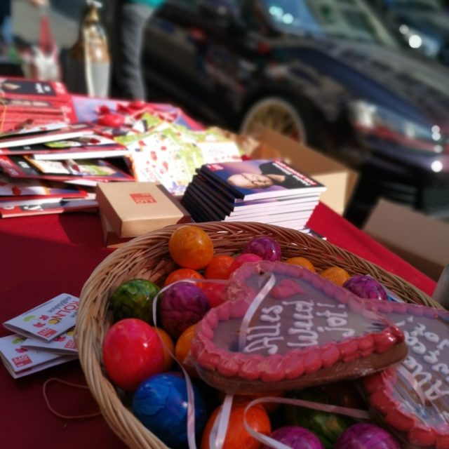 Was ein schöner Tag beim #Wahlkampf für und mit @jochenott_spd!

Unsere kleinen Grüße zu #OSTERN kamen auch sehr gut an.

So macht Wahlkampf Spaß. Alle motiviert. Wetter gut. Menschen freundlich und interessiert.

Wir glauben an einen Erfolg. Damit Jochen auch weiter für die @nrwspd und uns in Düsseldorf kämpfen kann. Besonders für die Schüler*innen, Lehrer*innen und Eltern wäre das wichtig.
#nippes #SPD #sozenliebe #NRWvonMorgen #kutschaty #ott #ltwnrw2022