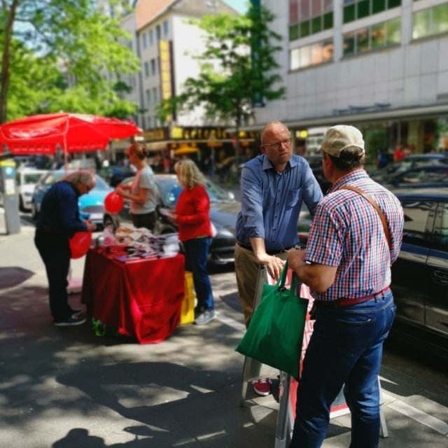 Heute ist der letzte Tag im #Wahlkampf für @jochenott_spd und die @nrwspd zur #ltwnrw2022.

Morgen wird gewählt. Jochen und wir haben wirklich Vollgas gegeben, um diesen umkämpften Wahlkreis zu holen.

Morgen zählt es. Holen wir den Wahlkreis? Reicht es für Rot-Grün? Wird @thomaskutschaty Ministerpräsident? Wir sind sehr aufgeregt und freuen uns auf morgen.

Wer Rot-Grün will, muss morgen rot wählen!! Nur so kann man sicher sein! 
_
_
_
#sozenliebe #NRWvonMorgen #SPD #nrw #landtagswahl #ThomasKutschaty #jochenott