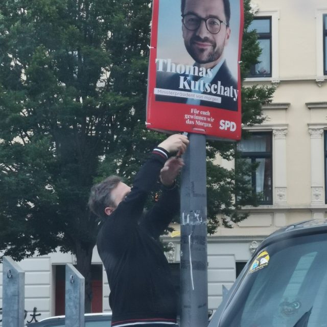Nach der #ltwnrw2022 müssen alle Plakate von @jochenott_spd und der @nrwspd runter.

Wir haben gestern richtig Gas gegeben. Aber wir wetten darauf, dass uns das ein oder andere Plakat auch entgangen ist. Das ist ein Problem. Jedes Plakat kann uns eine Strafe kosten. 

Wir brauchen Hilfe. Wenn noch ein Plakat hängt, Stelle merken und/oder Photo machen und uns eine Nachricht schicken. Wir kümmern uns dann!!

#sozenliebe #NRWvonMorgen #SPD #nrw #nippes #ehrenamt #kommunalpolitik #veedelsliebe