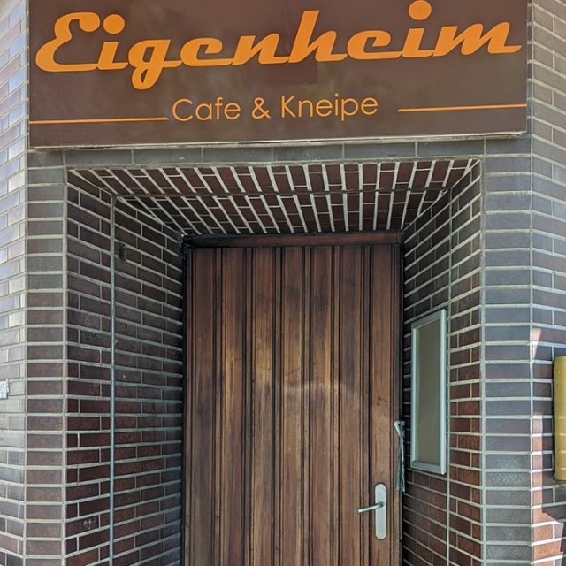 Liebe Freund*innen (Freudinnen und Freunde) von @koelnwirmuessenreden ,

unsere schöne, gemeinsame Zeit im Bunten Hund ist leider vorbei. Aber wir haben einen neuen Platz gefunden für unser beliebtes Format. Ab dem 22.08.2022 wird im Eigenheim Neusser Str. Köln Nippes  weiter Tacheles geredet.

Wir und @jochenott_spd  laden alle ein uns dort zu besuchen und sich an den Diskussionen zu beteiligen. Infos über Termine und Gäste findet Ihr im Veranstaltungskalender und auf der Facebook-Seite von Köln wir müssen reden: facebook.com/koelnwirmuessenreden

Diese Termine sind schon fest geplant:
22.08.2022 @steph.gruenewald (Rheingold Institut)
29.08.2022 @benjamin.gruschka (Betriebsrat Ford)
05.09.2022 Cristian Ludwig (Deutz AG).

Wir freuen uns auf alle, die mit uns diskutieren, lachen und lernen wollen.