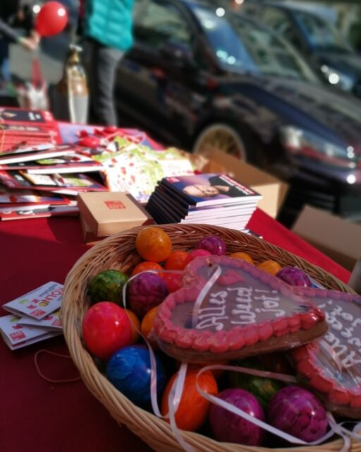 Was ein schöner Tag beim #Wahlkampf für und mit @jochenott_spd!

Unsere kleinen Grüße zu #OSTERN kamen auch sehr gut an.

So macht Wahlkampf Spaß. Alle motiviert. Wetter gut. Menschen freundlich und interessiert.

Wir glauben an einen Erfolg. Damit Jochen auch weiter für die @nrwspd und uns in Düsseldorf kämpfen kann. Besonders für die Schüler*innen, Lehrer*innen und Eltern wäre das wichtig.
#nippes #SPD #sozenliebe #NRWvonMorgen #kutschaty #ott #ltwnrw2022