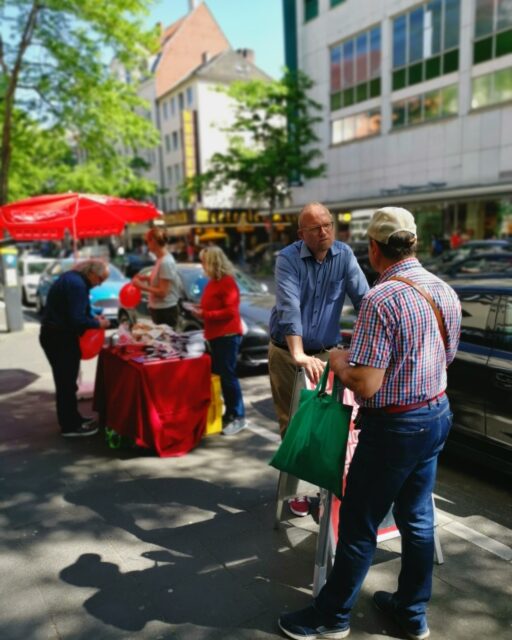Heute ist der letzte Tag im #Wahlkampf für @jochenott_spd und die @nrwspd zur #ltwnrw2022.

Morgen wird gewählt. Jochen und wir haben wirklich Vollgas gegeben, um diesen umkämpften Wahlkreis zu holen.

Morgen zählt es. Holen wir den Wahlkreis? Reicht es für Rot-Grün? Wird @thomaskutschaty Ministerpräsident? Wir sind sehr aufgeregt und freuen uns auf morgen.

Wer Rot-Grün will, muss morgen rot wählen!! Nur so kann man sicher sein! 
_
_
_
#sozenliebe #NRWvonMorgen #SPD #nrw #landtagswahl #ThomasKutschaty #jochenott