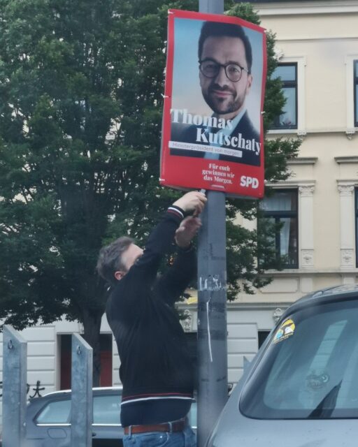 Nach der #ltwnrw2022 müssen alle Plakate von @jochenott_spd und der @nrwspd runter.

Wir haben gestern richtig Gas gegeben. Aber wir wetten darauf, dass uns das ein oder andere Plakat auch entgangen ist. Das ist ein Problem. Jedes Plakat kann uns eine Strafe kosten. 

Wir brauchen Hilfe. Wenn noch ein Plakat hängt, Stelle merken und/oder Photo machen und uns eine Nachricht schicken. Wir kümmern uns dann!!

#sozenliebe #NRWvonMorgen #SPD #nrw #nippes #ehrenamt #kommunalpolitik #veedelsliebe
